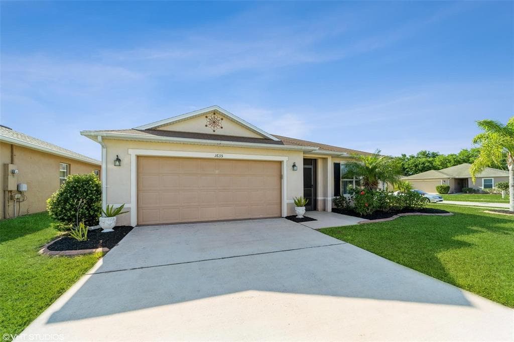 1635 STRATHMORE CIRCLE MOUNT DORA, FL 32757