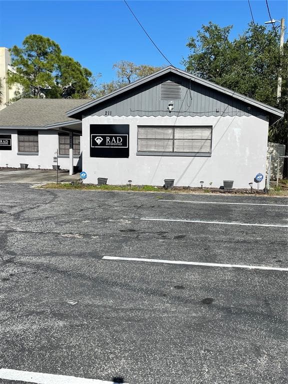 211 N LOIS AVENUE TAMPA, FL 33609