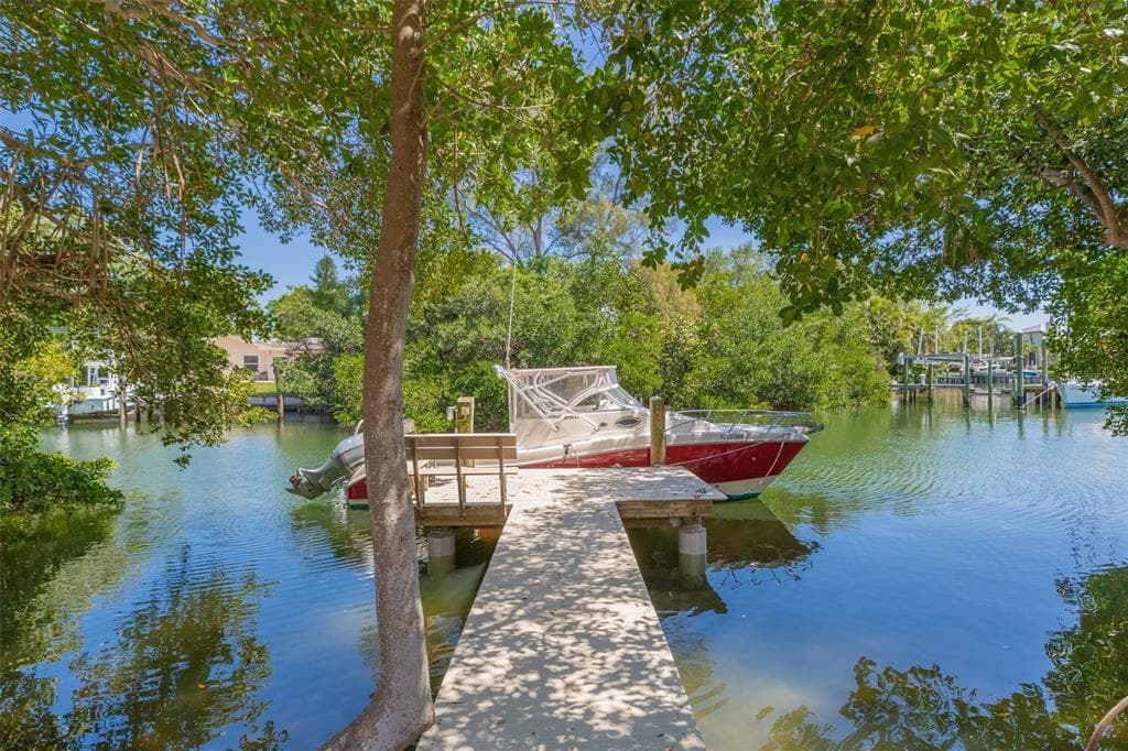 4162 BEACH DRIVE SE ST PETERSBURG, FL 33705