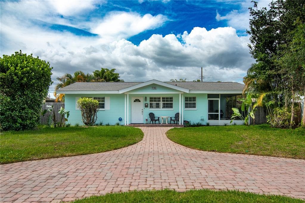 735 42ND AVENUE NE ST PETERSBURG, FL 33703