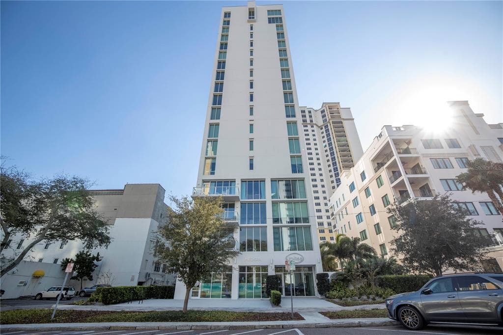 176 4TH AVENUE NE UNIT 901 ST PETERSBURG, FL 33701