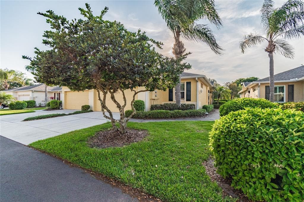 1240 FAIRWAY GREENS DRIVE UNIT 63 SUN CITY CENTER, FL 33573
