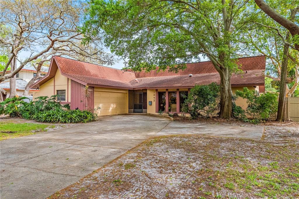 1942 PINELLAS POINT DRIVE S ST PETERSBURG, FL 33712