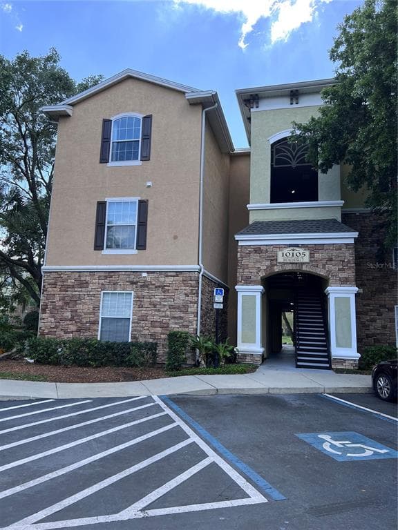 10105 COURTNEY OAKS CIRCLE UNIT 102 TAMPA, FL 33619