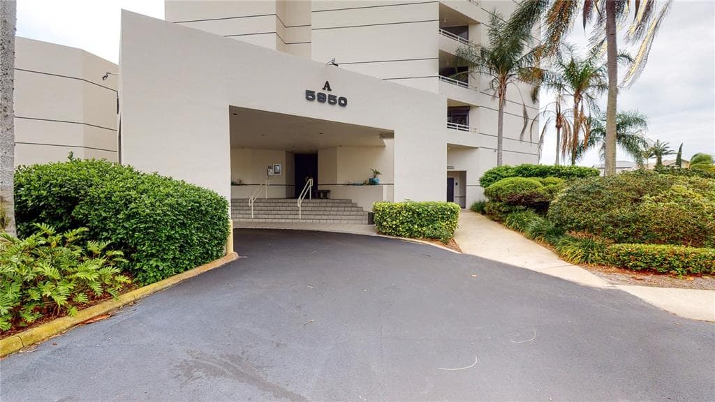 5950 PELICAN BAY PLAZA S UNIT 702 GULFPORT, FL 33707