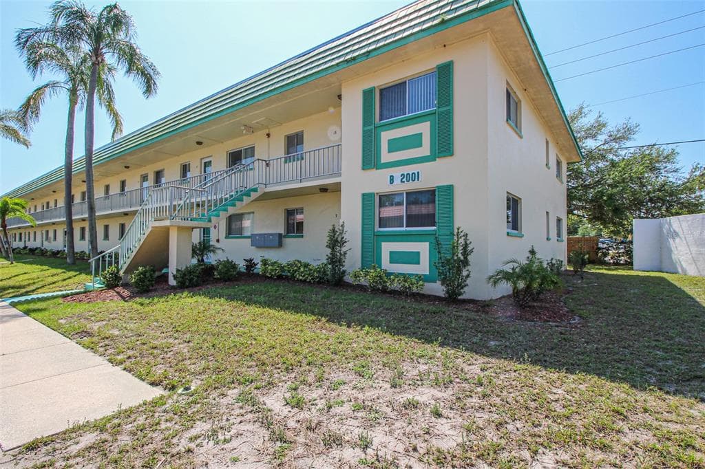 2001 GREENBRIAR BOULEVARD UNIT 18 CLEARWATER, FL 33763