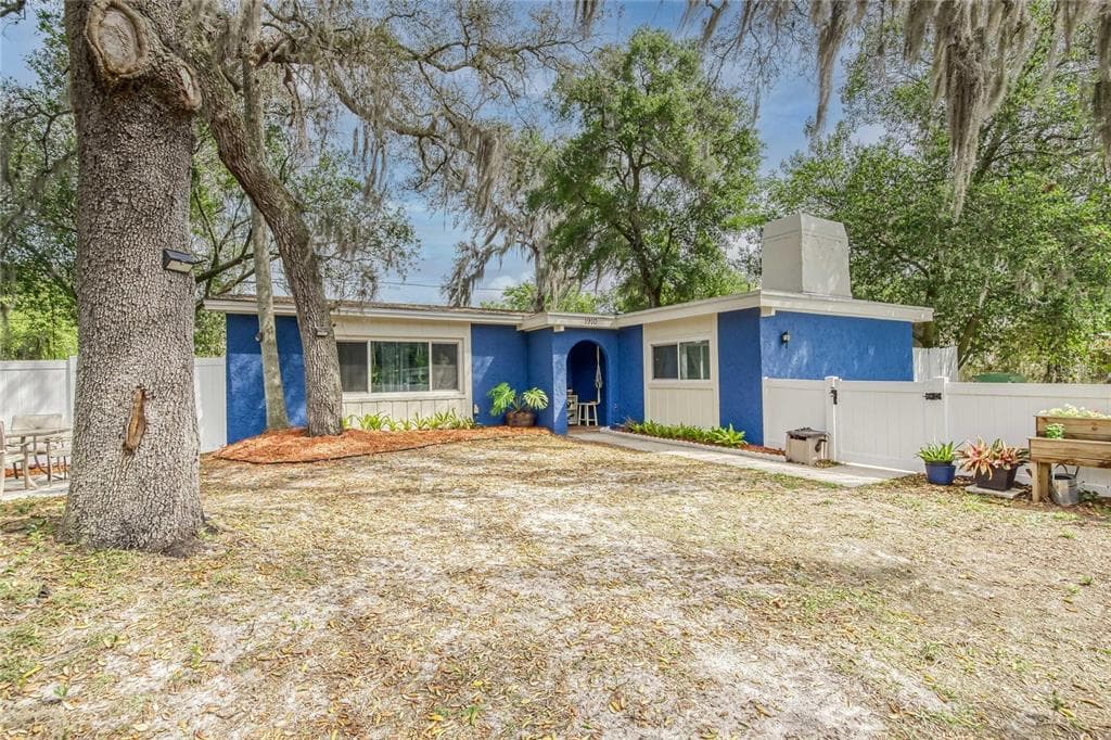 1910 E CRENSHAW STREET TAMPA, FL 33610
