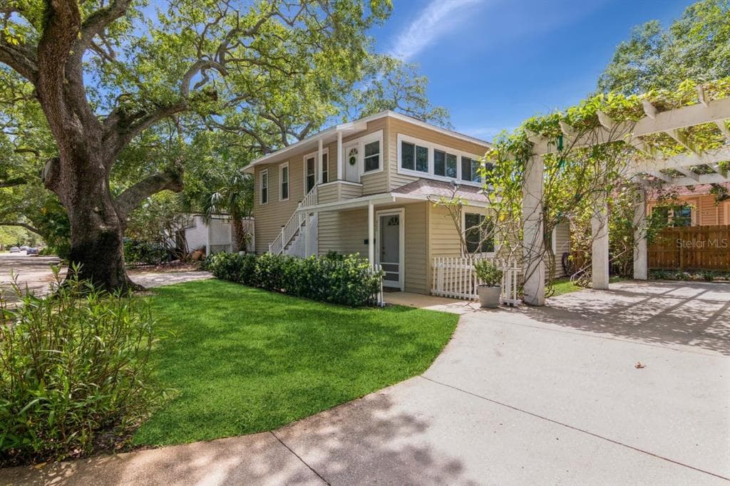 200 21ST AVENUE N ST PETERSBURG, FL 33704
