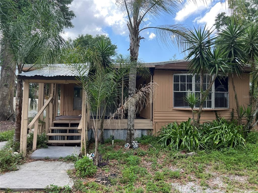 911 S KINGSWAY ROAD SEFFNER, FL 33584