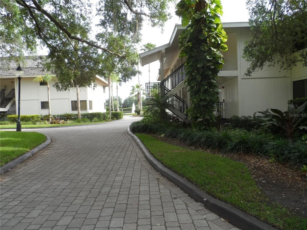 4774 FOX HUNT DR #104 WESLEY CHAPEL, FL 33543