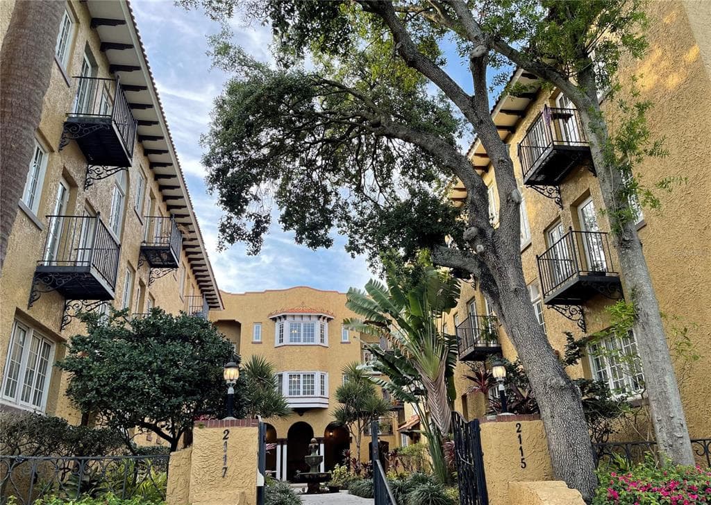2117 W DEKLE AVENUE UNIT G3