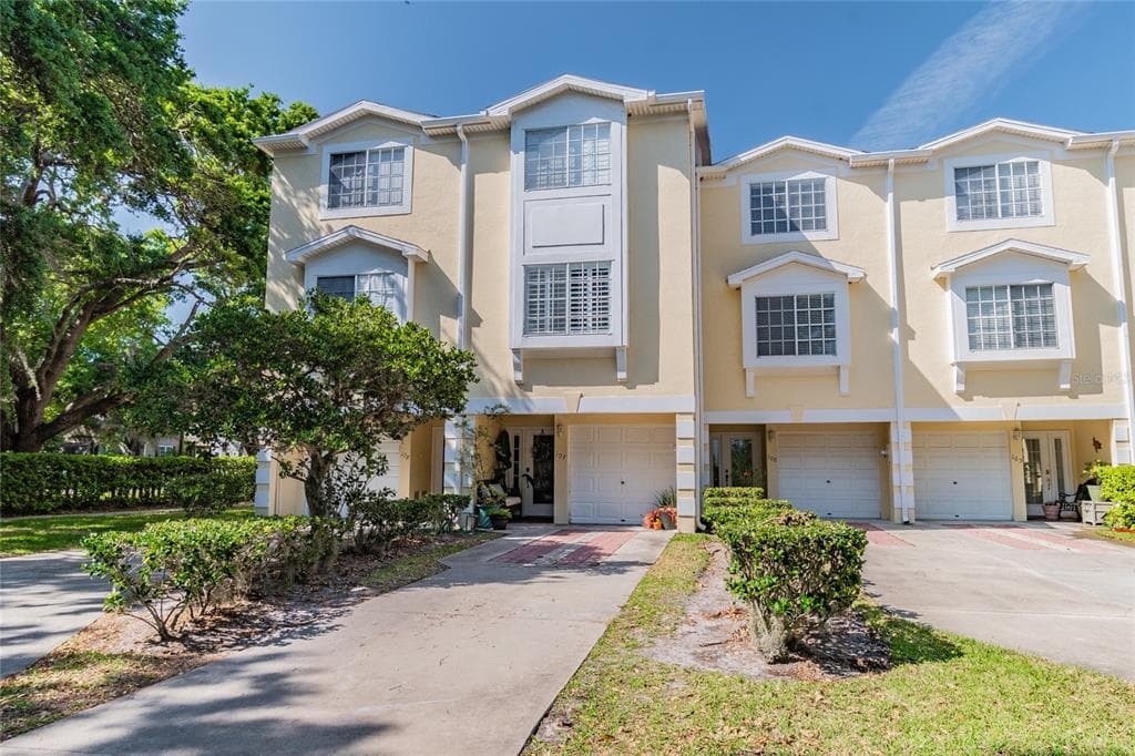 107 BRENT CIRCLE OLDSMAR, FL 34677