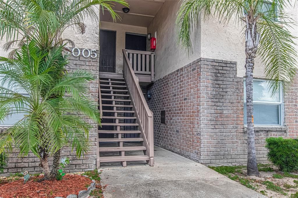 9005 WESTCHESTER CIRCLE UNIT 11 TAMPA, FL 33604