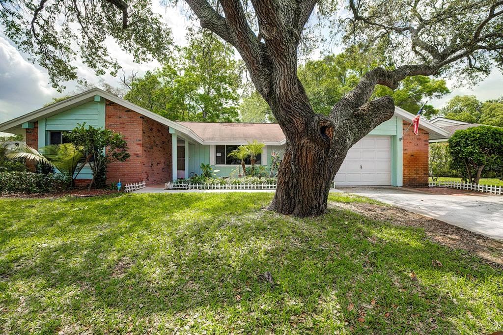 8201 CLOVER HILL LOOP HUDSON, FL 34667