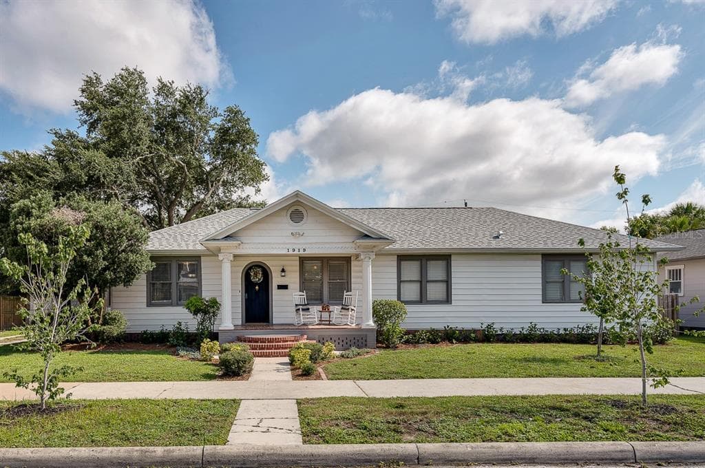 1919 W CARMEN STREET