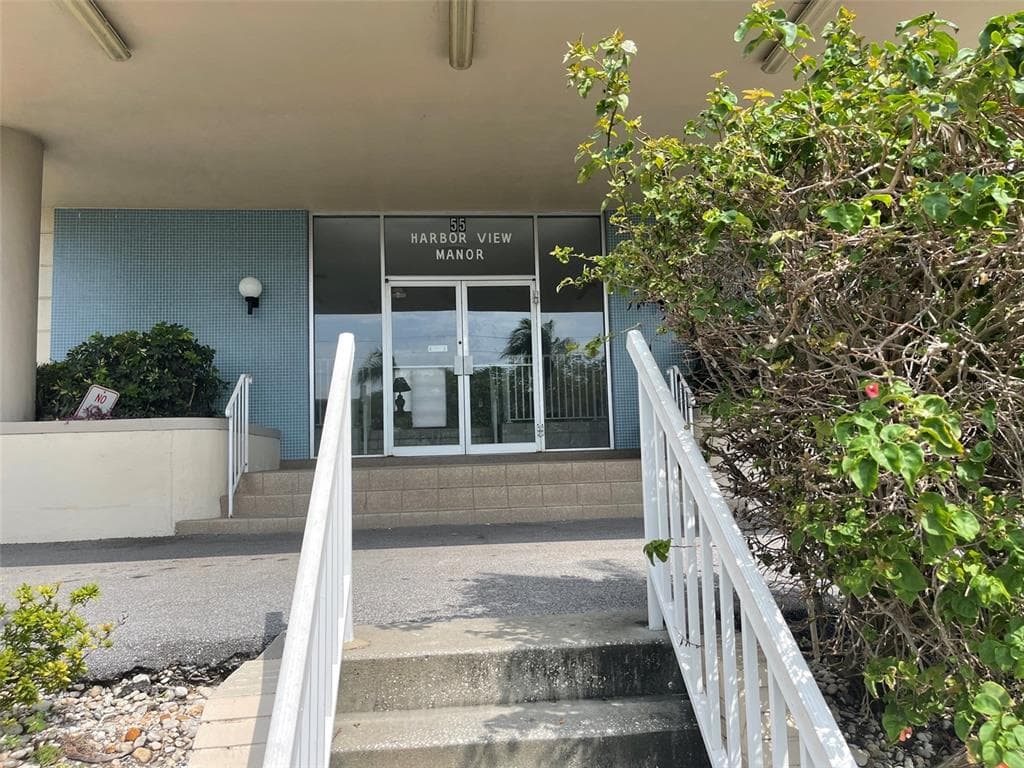 55 HARBOR VIEW LANE UNIT 305 BELLEAIR BLUFFS, FL 33770