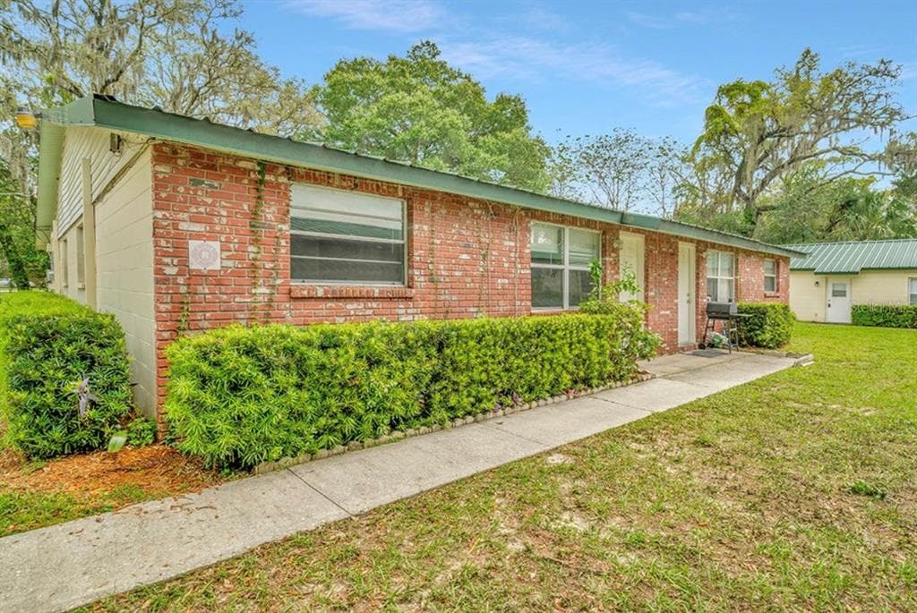 10605 WALKER ROAD UNIT B THONOTOSASSA, FL 33592