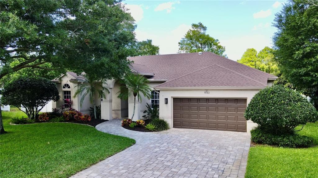 1933 GLEN LAKES CIRCLE N ST PETERSBURG, FL 33702