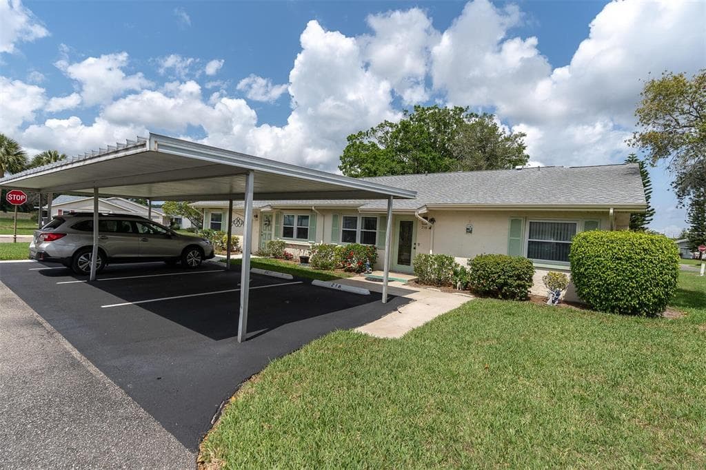 216 GLOUCESTER BOULEVARD SUN CITY CENTER, FL 33573