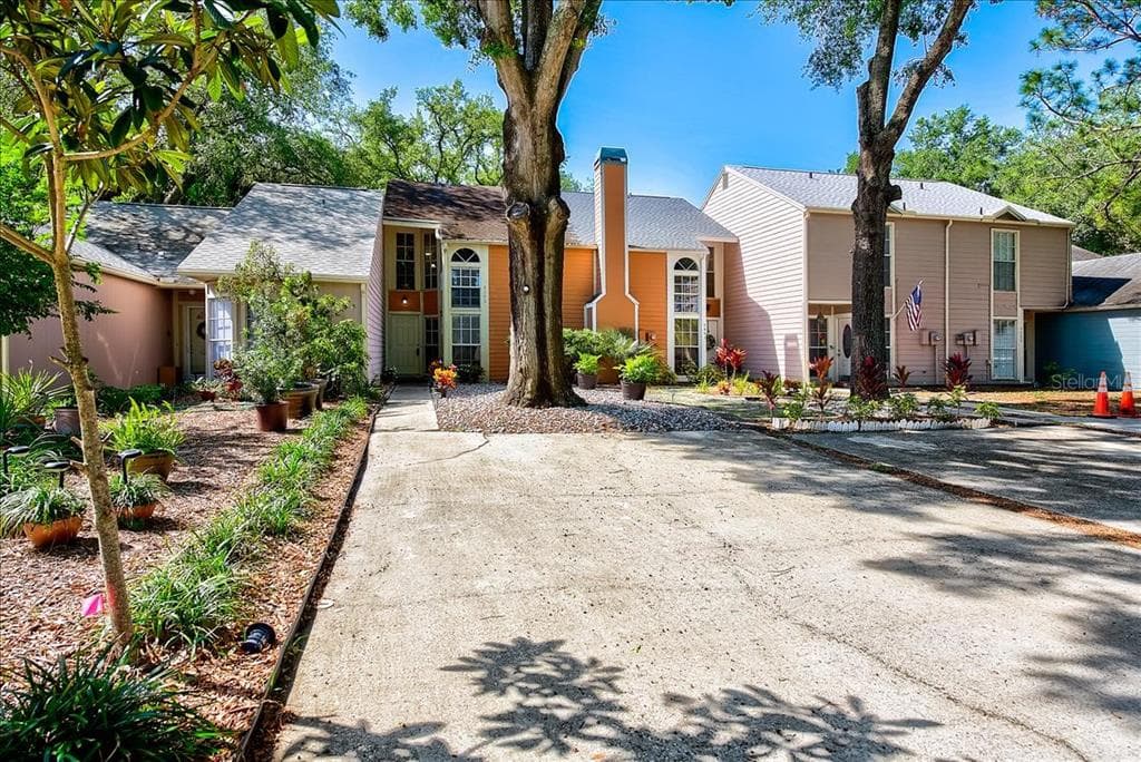 9495 FOREST HILLS CIR TAMPA, FL 33612