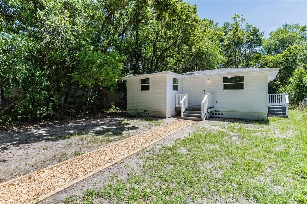 750 E JACKSON AVENUE MOUNT DORA, FL 32757
