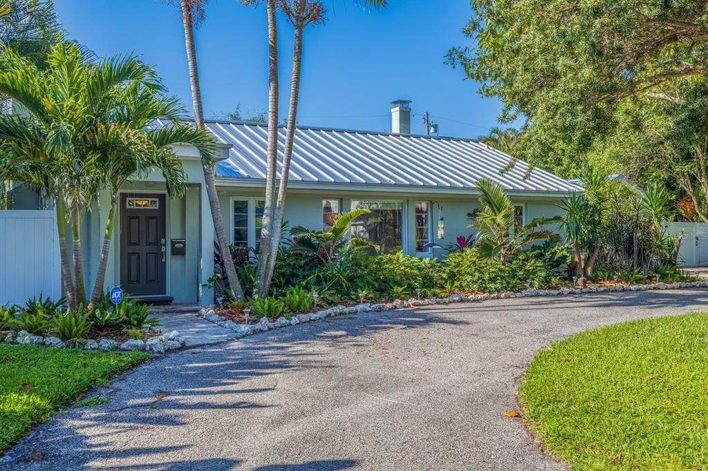 220 63RD AVENUE S ST PETERSBURG, FL 33705