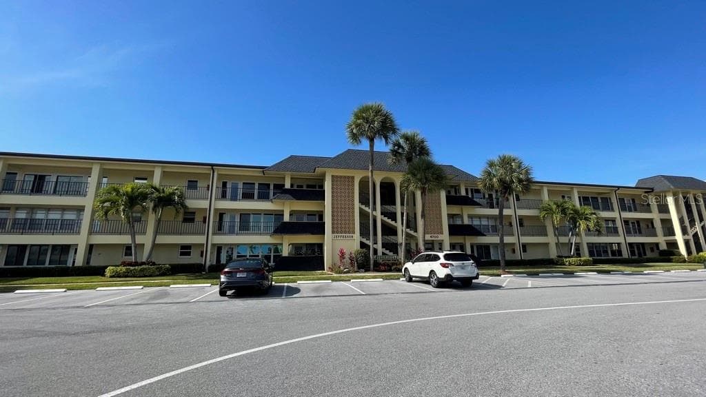 4700 COVE CIRCLE UNIT 205 ST PETERSBURG, FL 33708