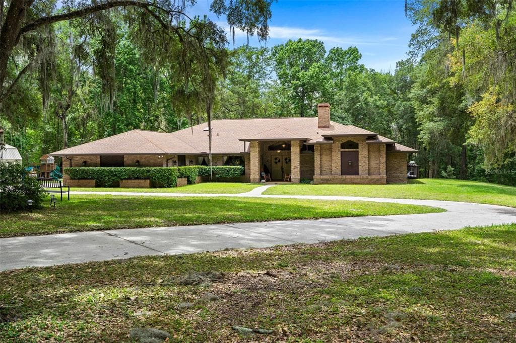 27108 COUNTRY OAKS DRIVE BROOKSVILLE, FL 34602
