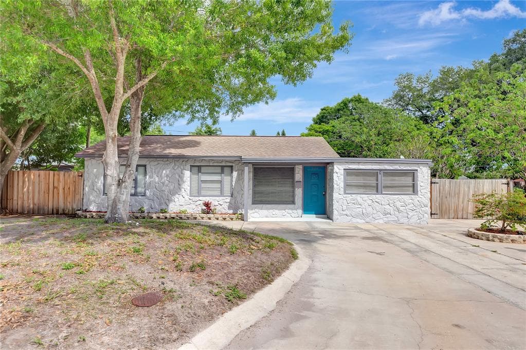 7109 MEADOWLAWN DRIVE N ST PETERSBURG, FL 33702