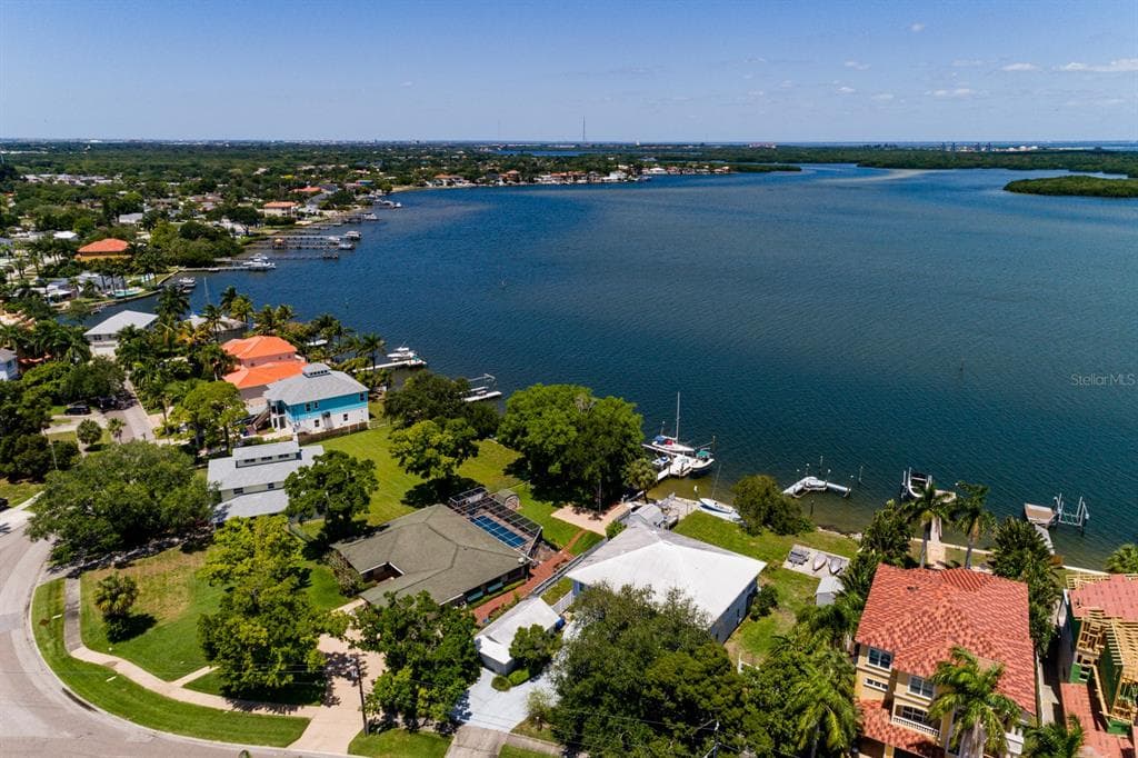 1837 BAYOU GRANDE BOULEVARD NE ST PETERSBURG, FL 33703