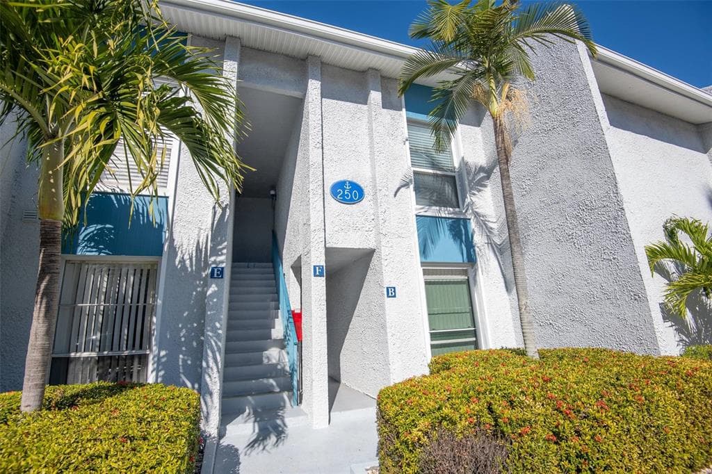 250 MEDALLION BLVD UNIT F MADEIRA BEACH, FL 33708