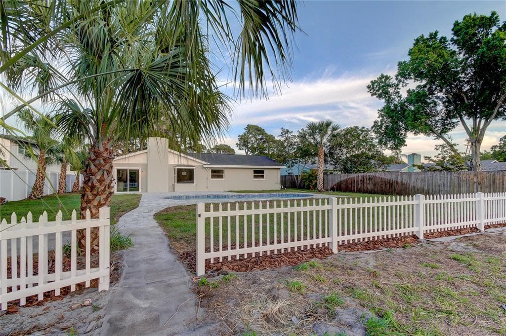 8335 FOUNTAIN AVENUE TAMPA, FL 33615