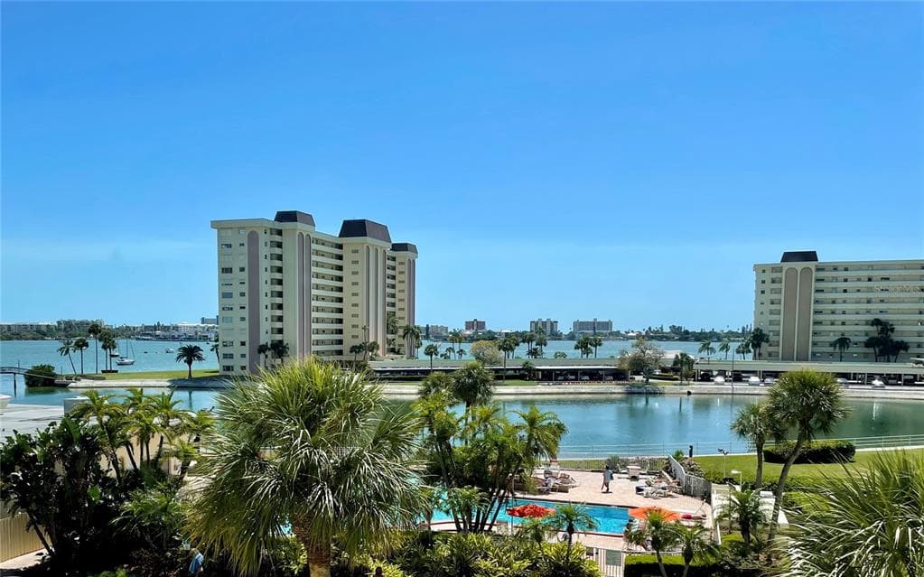 4650 COVE CIRCLE UNIT 402 ST PETERSBURG, FL 33708