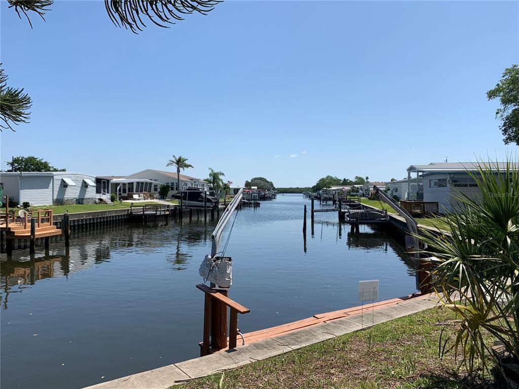 113 MOUNT ISLE AVENUE NE UNIT 204 ST PETERSBURG, FL 33702