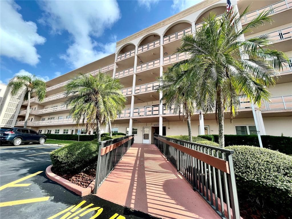 5623 80TH STREET N UNIT 215 ST PETERSBURG, FL 33709