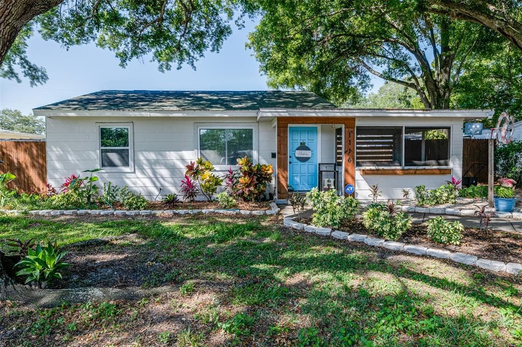 1116 ESSEX DRIVE N ST PETERSBURG, FL 33710