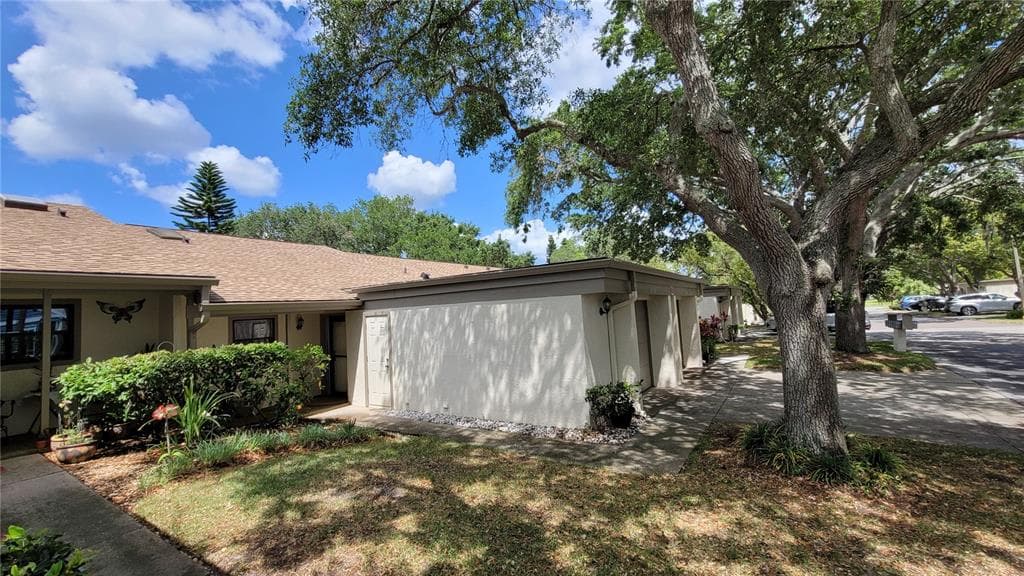 2703 OAK CIRCLE TARPON SPRINGS, FL 34689
