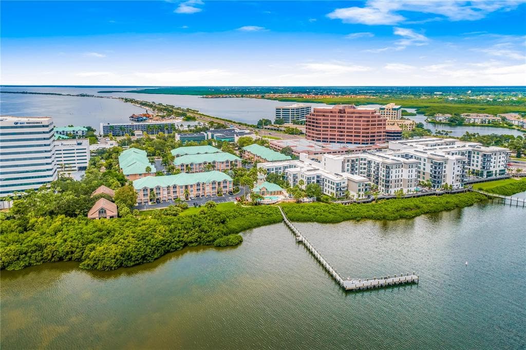 5210 BAY CLUB CIRCLE TAMPA, FL 33607