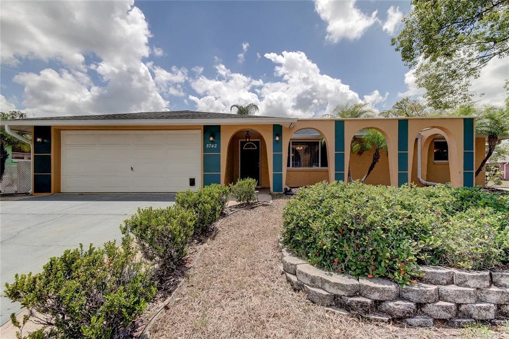 5742 CONSUELLO DRIVE HOLIDAY, FL 34690
