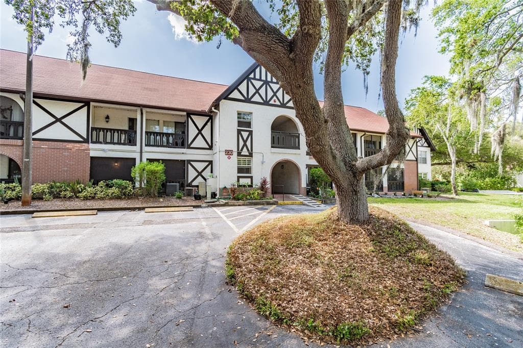 230 N BAYSHORE BOULEVARD UNIT 202 CLEARWATER, FL 33759