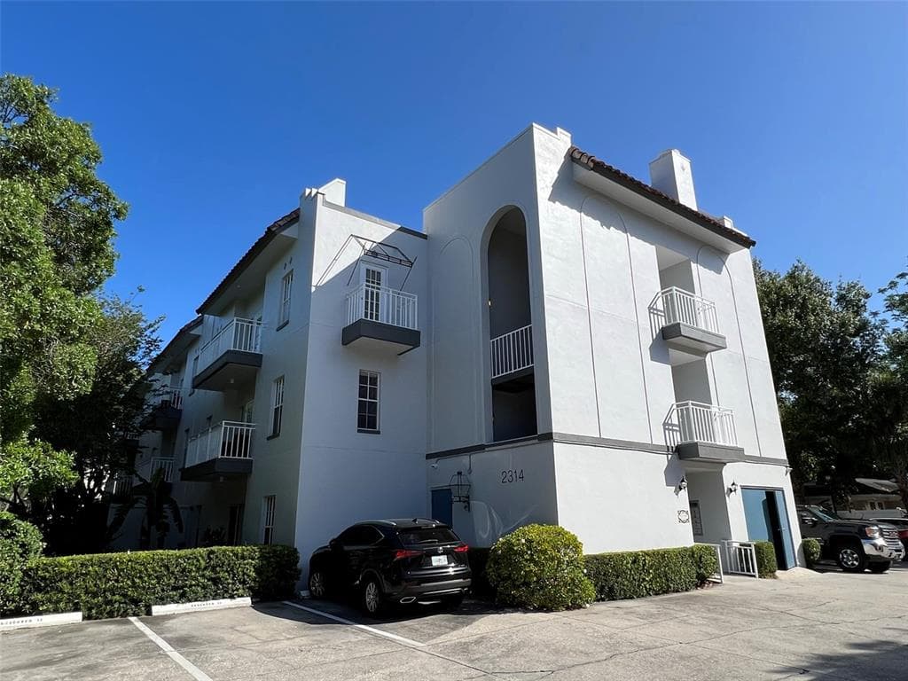 2314 S CLEWIS COURT UNIT 302 TAMPA, FL 33629