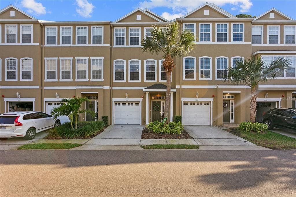 3006 POINTEVIEW DRIVE TAMPA, FL 33611