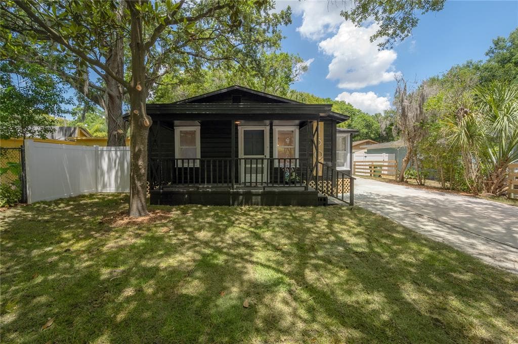 1504 E LAMBRIGHT STREET TAMPA, FL 33610