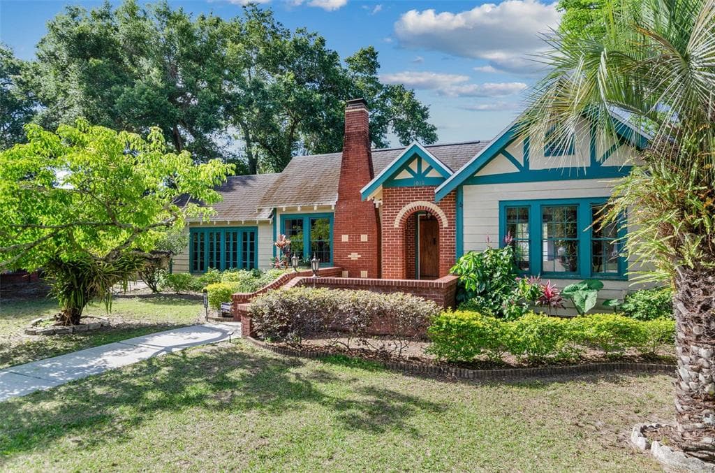 1015 E MOHAWK AVENUE TAMPA, FL 33604