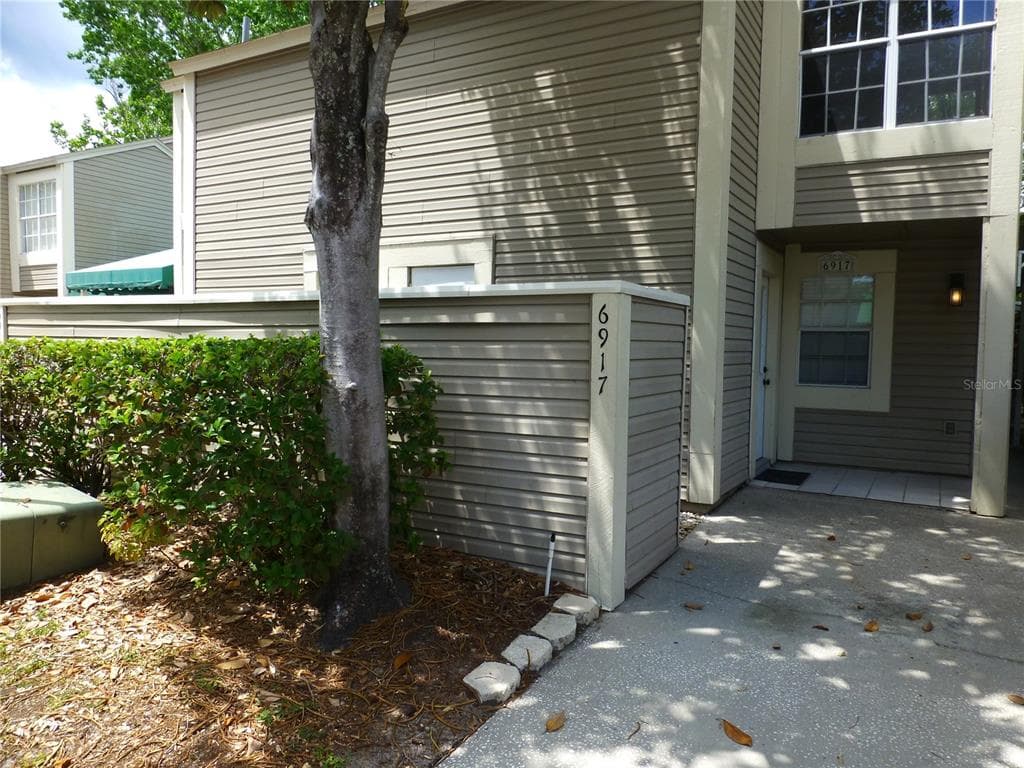 6917 LAKE PLACE COURT TAMPA, FL 33634