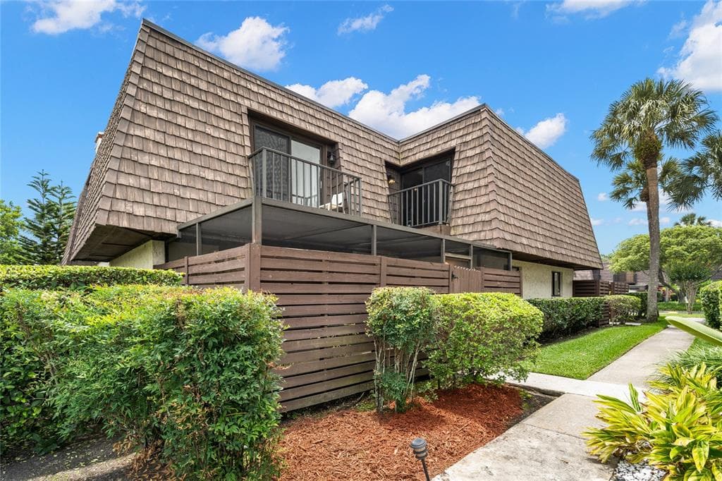 15221 W POND WOODS DRIVE TAMPA, FL 33618