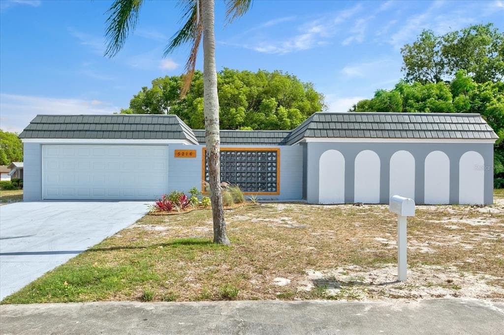 5216 SKYLAND DRIVE HOLIDAY, FL 34690
