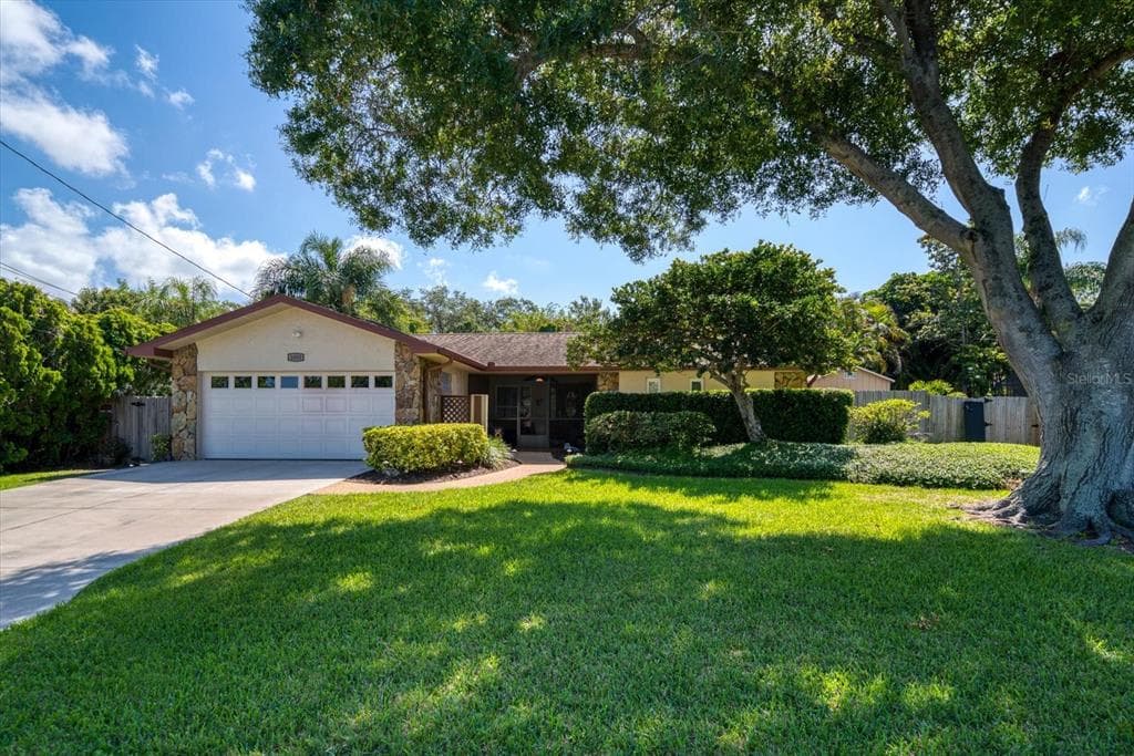 1085 HICKORY DRIVE LARGO, FL 33770