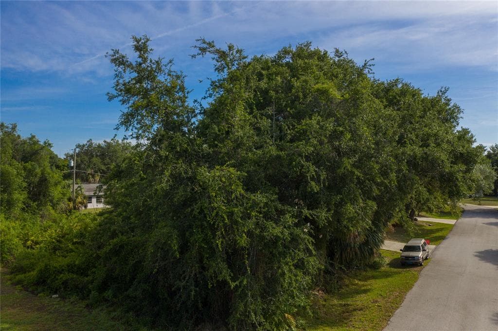 1042 ARDEN TERRACE NW PORT CHARLOTTE, FL 33948
