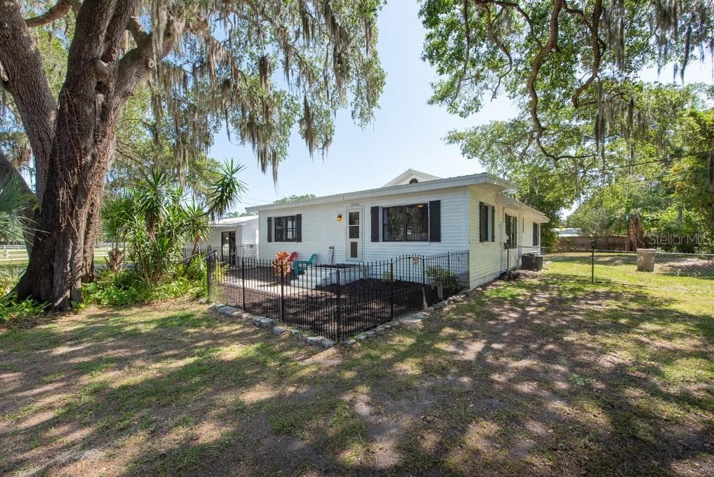 2240 PARKER ROAD LAKELAND, FL 33811